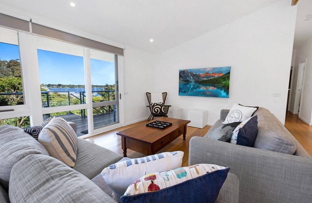 Nautique: A breathtaking view of the harbour in this treed neighbourhood