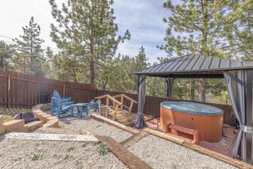 Navigate Stays Woodsy Hideaway Cozy & Nostalgic