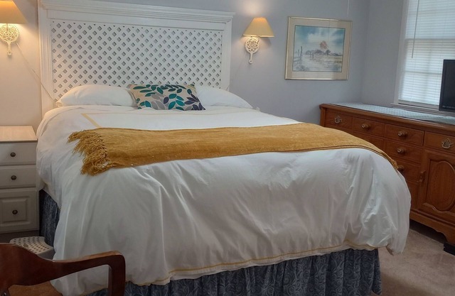 NC Lake Retreat near HPU & downtown High Point - sleeps 13