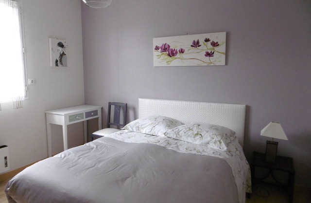 Habitación cómoda y tranquila en una casa privada separada.