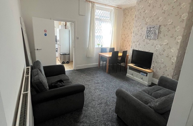 Cosy 3-Bed Home in Central Oldham – Family & Work-Friendly