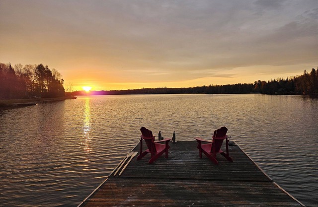Cozy waterfront cottage, sandy beach front, sunken hot tub, with putting green.