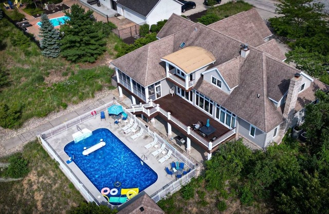Amplia casa de 6 dormitorios con piscina climatizada