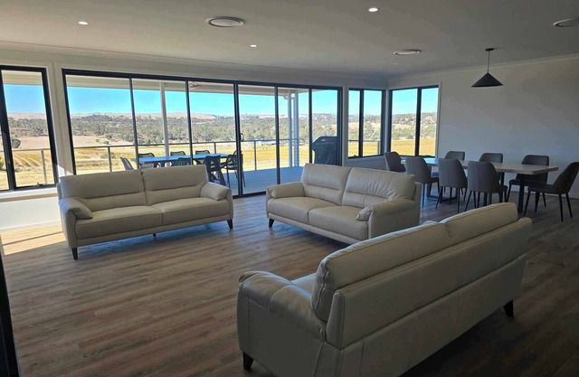 Neagles Retreat Villa 8-1 bedroom plus a sofa bed