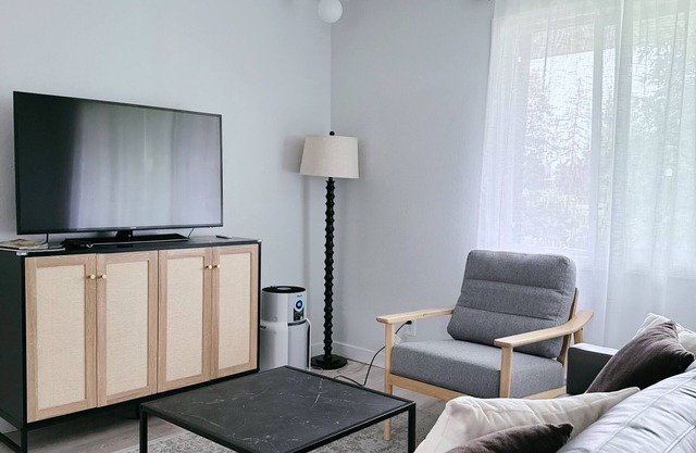 Near Airport 2 bedroom Top Floor Apt