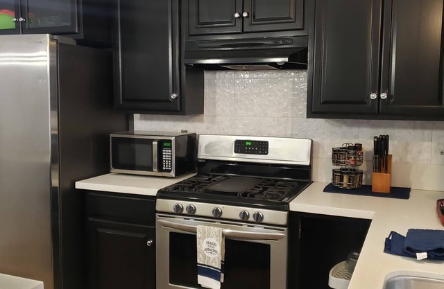 Near Airport, Family/Business,Fast Wifi, Shopping!