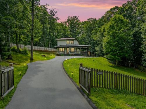 Near Asheville Hot Tub Fire Pit BBQ Sleeps 10