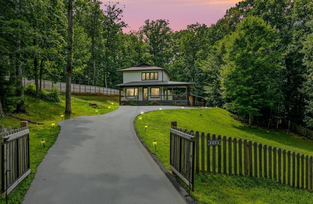 Near Asheville!Hot Tub~Fire Pit~BBQ! PWR+H20