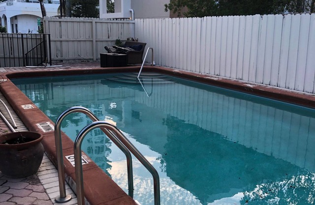 Near beach 1-bedroom condo in welcoming Fort Lauderdale with AC