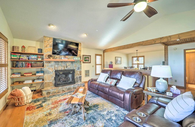 Near Beech Mountain: Crimson Cabin w/ Views