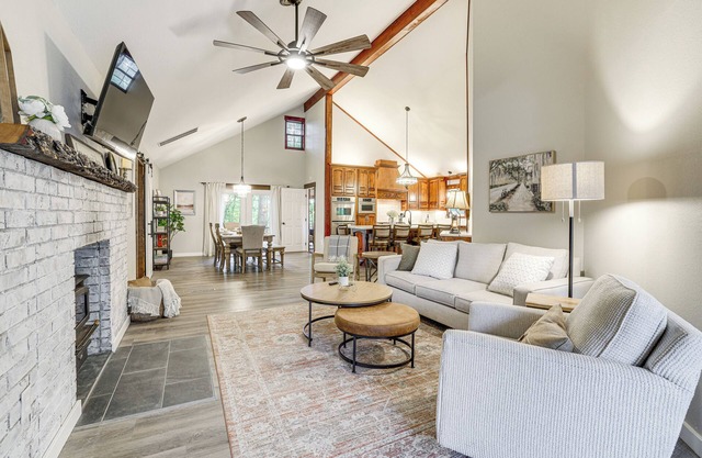 Near Bella Vista Trails & Elk River: Family Home!