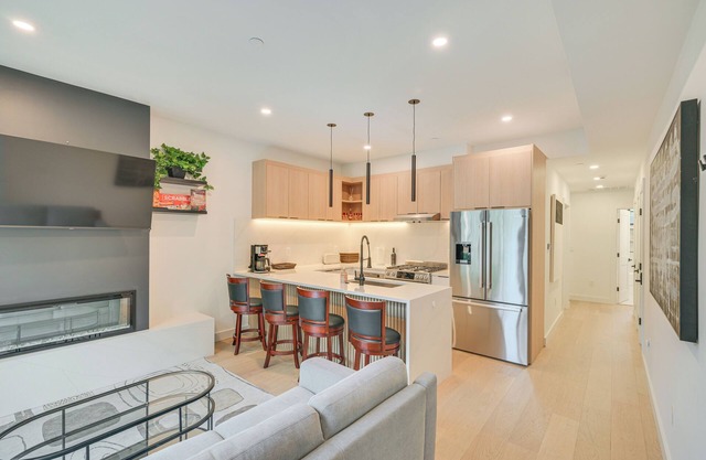 Near Biotechs & MIT: Cozy Condo w/ Fireplace