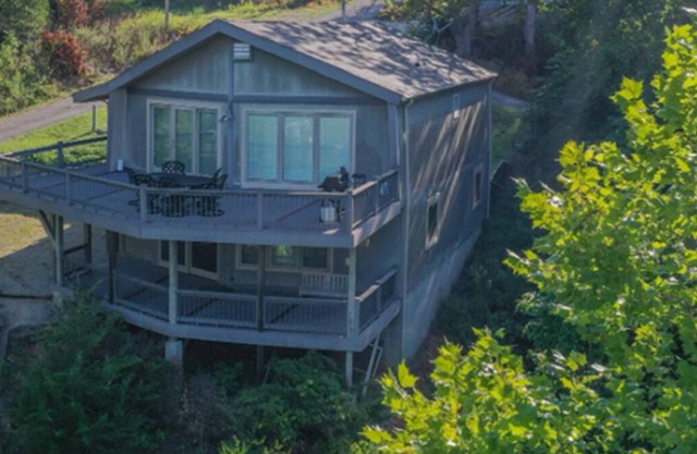 Near Bridge! 4BR Lakefront Chalet walk to water, multi-level bridge & lake views