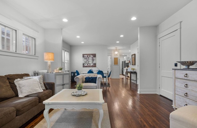 Near campus, Xcel Center, Allianz Field, hospitals, king bed & free parking! 2