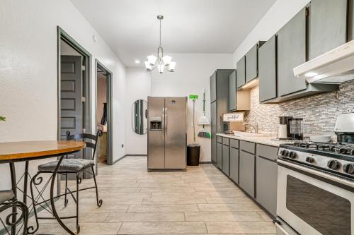 Near Casino and Shops Cozy Apt in West El Paso!