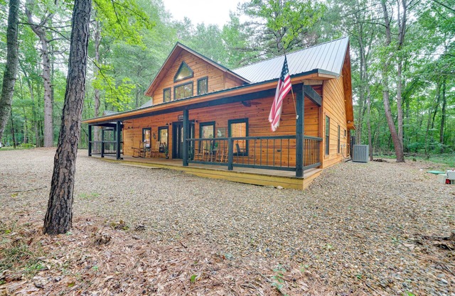 Near Choctaw Casino: Broken Bow Cabin w/ Hot Tub!