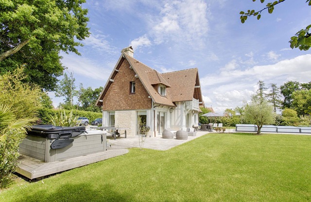 cerca de Deauville. Alquiler de nueva casa de la piscina