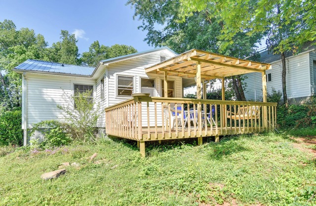 Near Dining: Columbus Cottage w/ Furnished Deck!