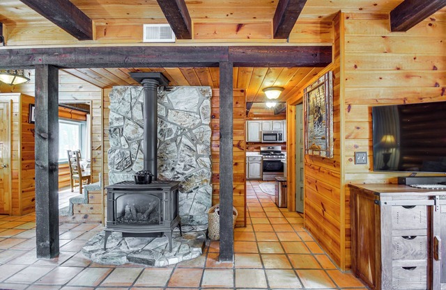 Near Dining, Hiking & Golf: Pinetop Log Cabin!
