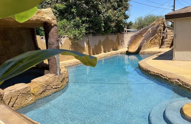 NEAR DISNEYLAND AND CONVENTION CENTER 6 BEDROOM 3 BATHROOM