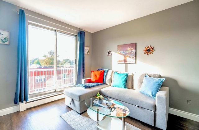 Near Downtown - Glenview West Apartment w Patio