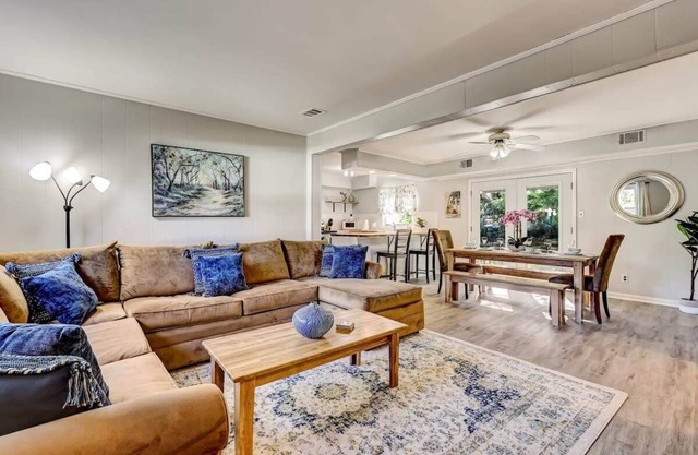 Near Downtown w/ Pool! Oatland Island Escape