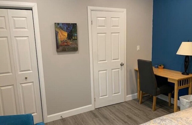 Near express routes to Queens/St. Lawrence/DT. Guest Suite in family home.