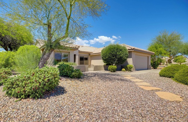 Near Golf: Inviting Surprise Home w/ Covered Patio