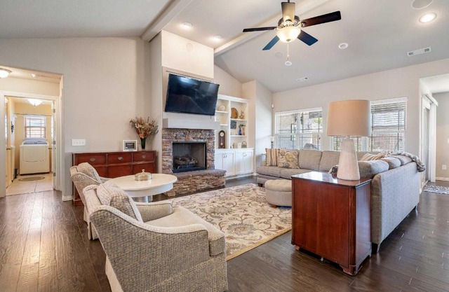 Near Hiking and Biking Convenient Home in Rogers!