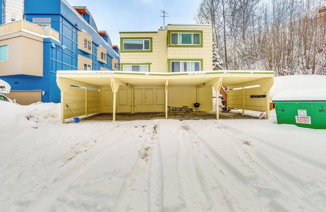 Near Hiking: Cozy Anchorage Retreat w/ Fireplace!