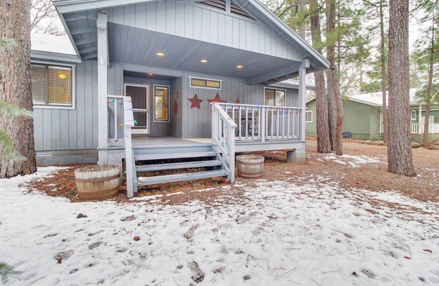 Near Hiking & Golfing: Pinetop Home w/ Deck!