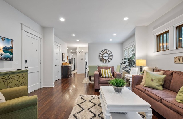 Near hospitals, colleges, event centers! New king bed, love pets & free parking!