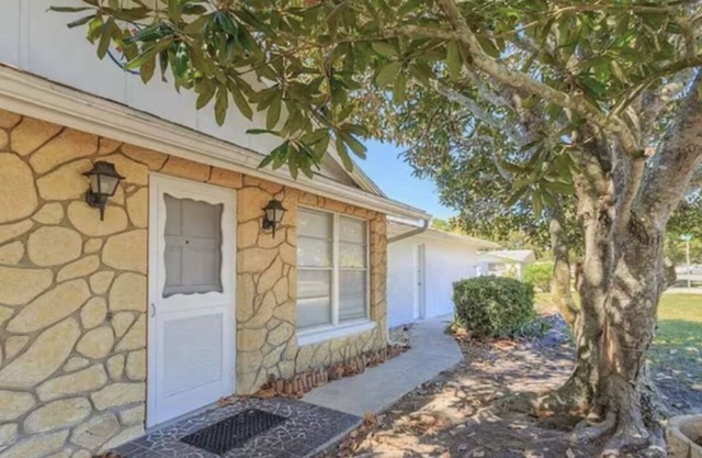 Near Hudson Beach! Canal View Home!