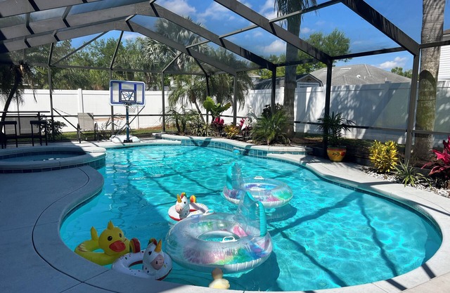 Near LegoLand -Family friendly 4 bedroom house with games & Pool in Winter Haven