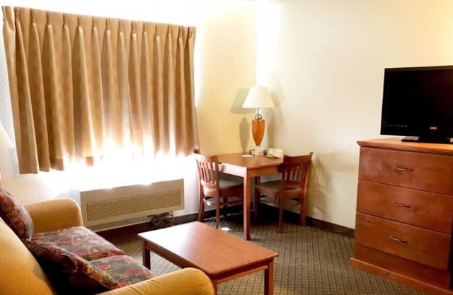 Near Local Attractions! 2 Queen Units! Pool and Tub, Gym, Breakfast!