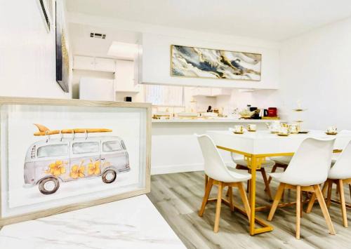 Near LVCC & Strip Chic Retreat: Luxury 2BR Apartment