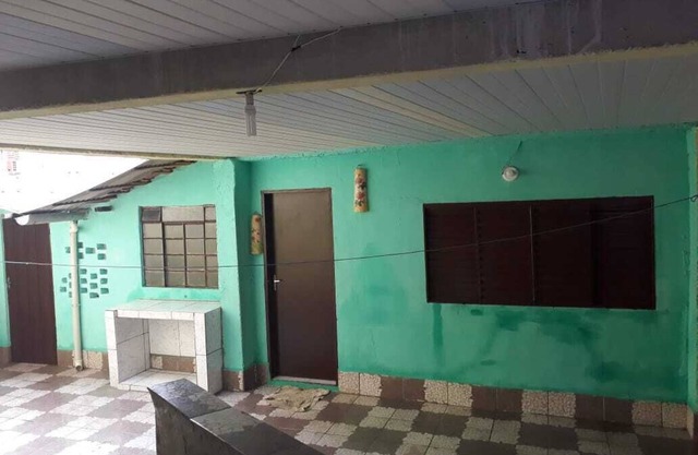 Cerca de mercado y panadería.