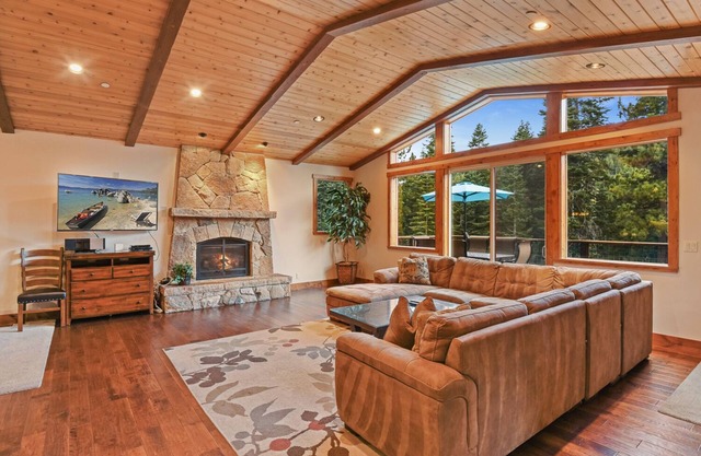 Near Northstar! Luxury Dog-friendly Home w Hot Tub