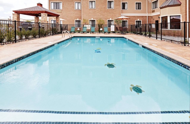 Suite equipada cerca del centro comercial Quail Springs | Piscina de temporada + desayuno diario gratuito