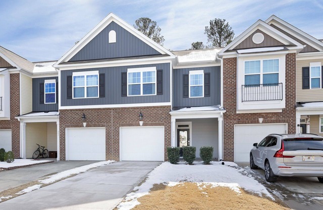 Near RDU & RTP Modern Townhome Sleeps 6