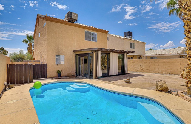 Near Shopping & Golf: Family Retreat in Las Vegas!