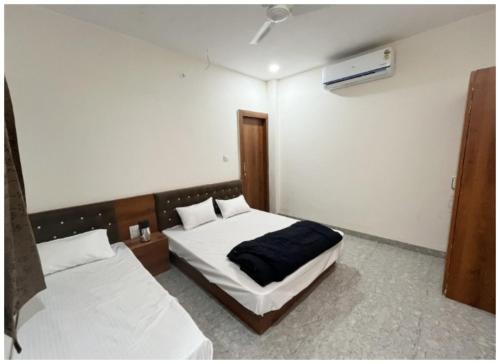 Near Shri Mahakaleshwar Jyotirlinga Temple HOTEL G-A-R-I-M-A ! UJJAIN - Providing Air Conditioned Rooms With Free Wi-fi Facility And Free Parking Available