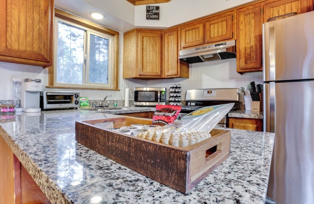 Near Skiing & Hiking: Dog-friendly Big Bear Cabin