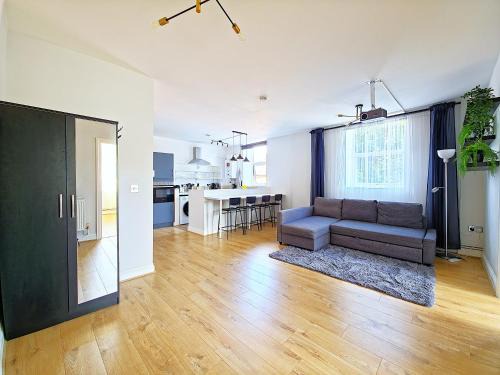 Near South Wimbledon Station, 2BR, Sleep 7, King beds