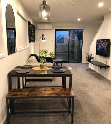 Near Stadium and railway station 3 beds 1 bath townhouse with Car Park onsite