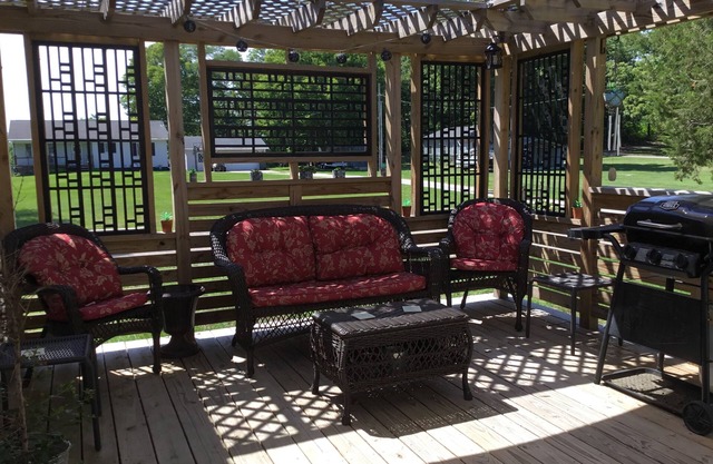 Near State park & Forest. Close to river for boating. Stay…Anchored Inn