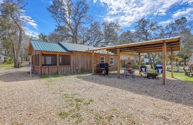 Near Steinhatchee River: Studio w/ Screened Porch!