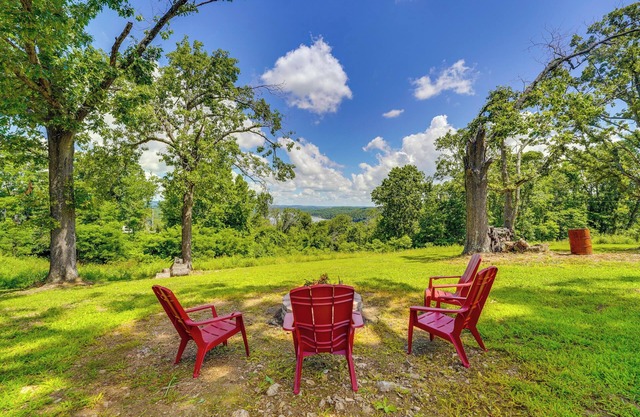 Near Table Rock Lake: Family Home w/ Deck & Views