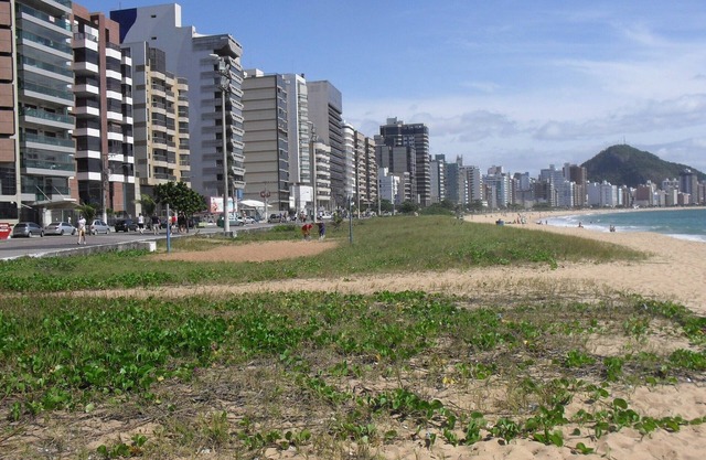 Cerca de la playa, 3qts. aire acondicionado y cómodo. Fácil acceso. Cerca de todo.