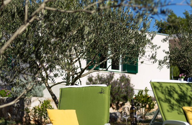 Cerca de la playa de Osibova, tranquila casa de vacaciones 2BDR con gran terraza y patio